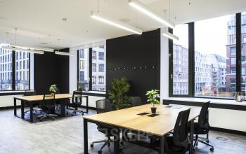 Ruhiges aufgeräumtes Büro mit toller Aussicht