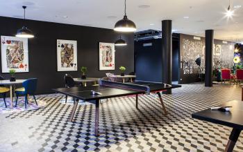 Coworking-Bereich mit Tischtennisplatte und Pokerkarten als Bilder