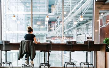 Arbeitsplätze vor riesiger Glaswand im Business Center in Hamburg Neustadt