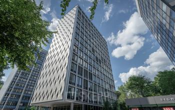 Modernes Bürogebäude an der Esplanade 40 in Hamburg Neustadt, ideal zum Büro mieten. Die beeindruckende Fassade sticht in einem urbanen Umfeld hervor.