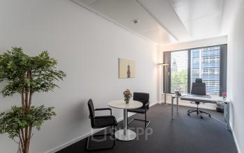 Helles Büro in Hamburg Neustadt mit modernen Möbeln und großen Fenstern. Ideal, um Bürofläche zu mieten mit Platz für Meetings oder konzentriertes Arbeiten.