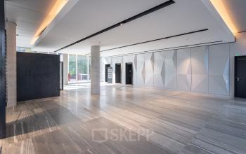 Helles, leeres Büro zur Miete in Hamburg Neustadt, Esplanade 40, mit modernem Design und großen Fenstern für viel Tageslicht.