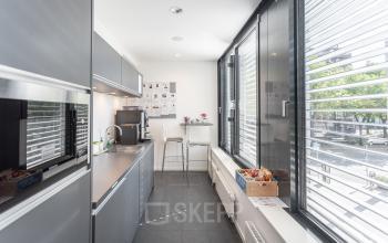 Moderne Pantry mit Fenstern und zwei Stühlen in einem Büro an der Esplanade 40, Hamburg Neustadt. Ideal für kurze Pausen während der Arbeit.