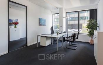 Helles Büro mit großen Fenstern mieten an der Esplanade in der Hamburger Neustadt