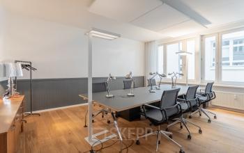 Einladender Meetingraum im Bürogebäde Hamburg Hafencity