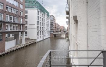 Beeindruckende Kulisse um das Bürogebäude in Hamburg