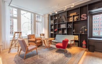 Geräumiger Loungebereich im Bürogebäude in der Hafencity