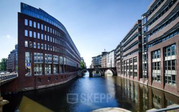 Stilvolle Außenansicht der Immobilie an der Stadthausbrücke in Hamburg