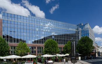 Architektonische Außenansicht des Bürogebäudes in Hamburg-Neustadt