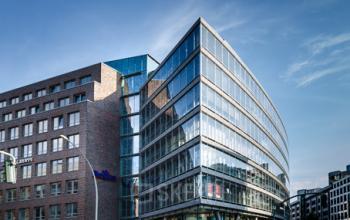 Beeindruckende Glasfassade der Immobilie in Hamburg Neustadt