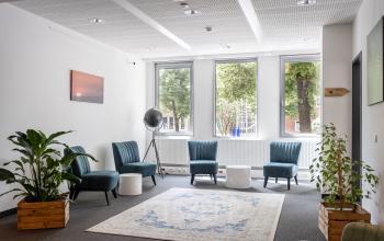 Stylischer Loungebereich der Mietbüros im Herzen von St.Pauli