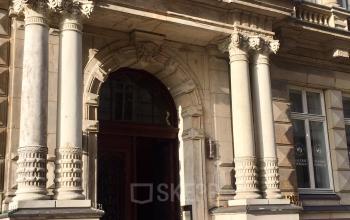 Beeindruckender Eingangsbereich des Bürogebäudes in Hamburg