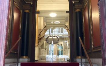 Eindrucksvoller Eingangsbereich der Immobilie in Hamburg Neustadt