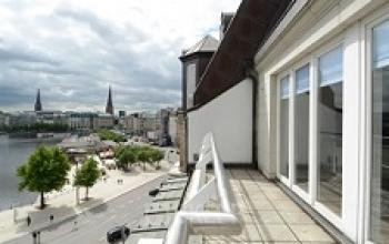 Beeindruckende Aussicht vom Bürogebäude in Hamburg