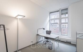 Helle Schreibtischsituation im Bürogebäude in Hamburg Hafencity