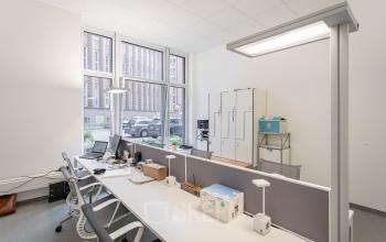 Arbeitsplätze im Teambüro in der modernen Bürolocation in Hamburg