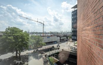 Beeindruckende Kulisse um das Bürogebäude in Hamburg
