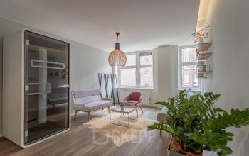 Stylisher Loungebereich des Bürogebäudes in der Hamburger Hafencity