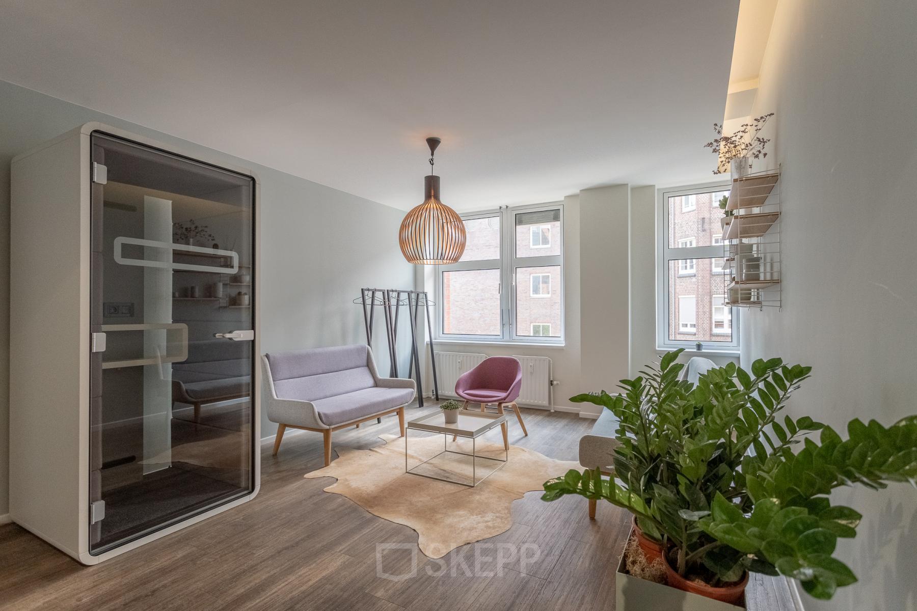 Stylisher Loungebereich des Bürogebäudes in der Hamburger Hafencity