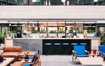 Große Business-Lounge des Bürogebäudes in Hamburg-Neustadt