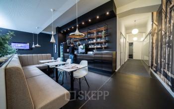 Moderner Büroraum im Neuer Wall 10, Hamburg Neustadt mit stilvollen Möbeln und einladender Atmosphäre. Ideal für flexible Büromiete.