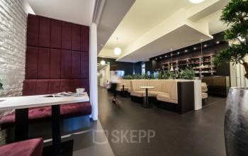 Modern gestalteter Büroraum mit stilvollem Sitzbereich und Pflanzen im Bürogebäude Neuer Wall 10, Hamburg. Perfekt zum Büroraum mieten in Hamburg-Neustadt.