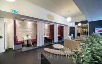 Moderner Büroraum mit Sitznischen und Pflanzen am Neuer Wall 10, ideal für Coworking in Hamburg Neustadt - büroraum mieten.