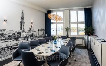 Moderner Konferenzraum im Bürogebäude Neuer Wall 10, Hamburg Neustadt. Helle Einrichtung mit großem Tisch, ideal für Meetings. Perfekt für Unternehmen, die Büroraum mieten möchten.