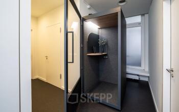 Büroraum in Hamburg Neustadt, Neuer Wall 10, mit einem schlichten kleinen privaten Arbeitsraum. Perfekt für konzentriertes Arbeiten, wenn du Büroraum mieten möchtest.