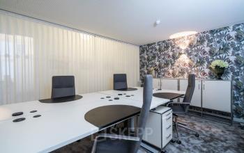 Moderner Büroraum am Neuer Wall 10, Hamburg Neustadt, mit eleganten Möbeln und stilvollem Dekor ausgestattet. Ideal, um Büroraum zu mieten für produktives Arbeiten in zentraler Lage.