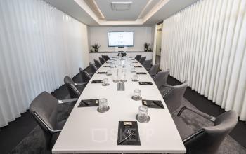 Konferenzraum im Bürogebäude Neuer Wall 10, Hamburg Neustadt, mit großem Tisch und modernen Stühlen, ideal für Meetings oder zur Bürofläche mieten.