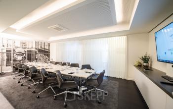 Moderner Konferenzraum in Hamburg Neustadt, Neuer Wall 10, ideal zum Büroraum mieten; ausgestattet mit elegantem Tisch und komfortablen Stühlen, geeignet für Meetings und Präsentationen.