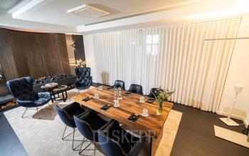 Moderner Konferenzraum in Hamburg Neustadt, Neuer Wall 10, ideal zum Büroraum mieten. Elegantes Design mit großem Holztisch und bequemen Stühlen bietet optimale Bedingungen für Meetings.