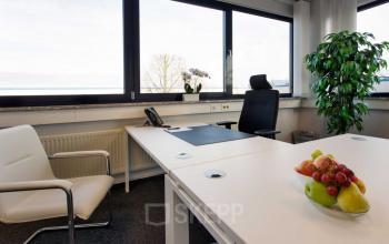 Büro mit großem Fenster in der Immobilie an der Obenhauptstraße in Hamburg-Nord