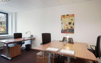 Helle Bürofläche mieten in Hannover Mitte mit modernen Möbeln, Schreibtischen und Bürostühlen, ideal für produktives Arbeiten.