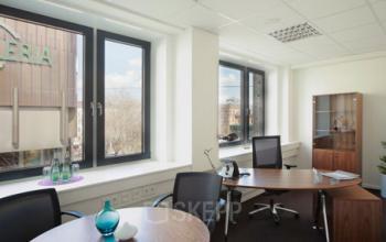 Modernes Büro mit großen Fenstern und möblierten Arbeitsplätzen zur Miete in Hannover Mitte.