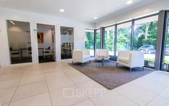 Bright and open office space at Herenweg 115 in Heemstede, featuring modern seating with views outside the large windows. Ideal for office space rental.