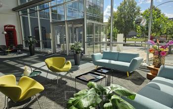 Modern office reception area at Snellius 1, Heerlen with colorful seating and large windows for natural light.