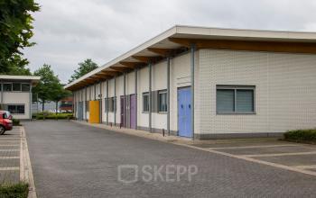 buitenkant kantoorpand Helmond Steenovenweg