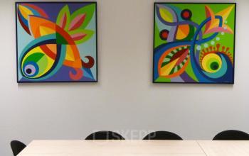 Modern conference room with vibrant artwork at Jan Tinbergenstraat 202, ideal for those looking to rent office space in Hengelo.