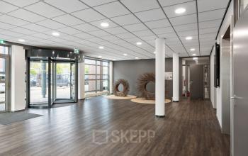 Bright and spacious entrance area of the office building at Demmersweg 41-47, Hengelo, available for office space rental.