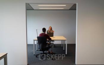 Kantoor met meubilair