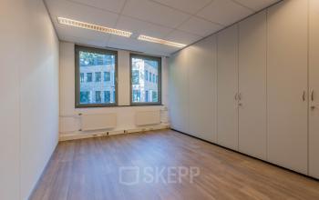 Office space for rent at Mozartlaan 25, Hilversum features large windows and modern design, perfect for customization.