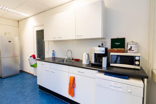 Cozy office pantry at Franciscusweg 219, Hilversum, available for office space rental. Features essential kitchen amenities for a productive break.