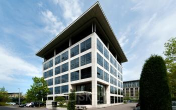 Exterior view of Marathon 2 office building in Hilversum, ideal for office space rental.