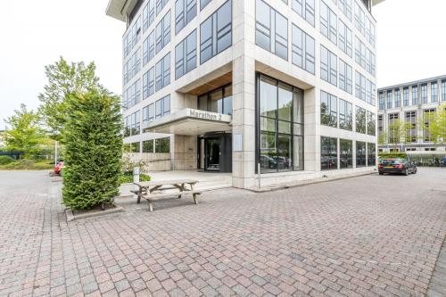 Exterior view of office building at Marathon 2, Hilversum, highlighting its suitability for office space rental.