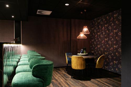 Stylish workspace at Steijnlaan 16, Hilversum, featuring vibrant seating and a cozy atmosphere, perfect for office space rental.