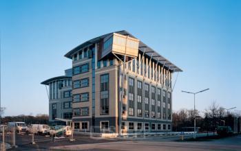 Modern Olympia 2D office space rental in Hilversum with expansive windows and a prominent architectural design.