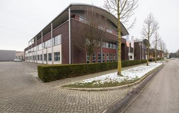 Exterior view of office space at De Wel 20, Hoevelaken, ideal for office space rental with ample parking available.