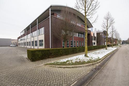Exterior view of office space at De Wel 20, Hoevelaken, ideal for office space rental with ample parking available.